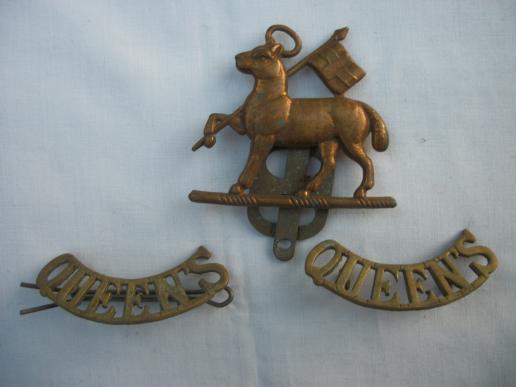 WW1 / WW2 QUEENS REGIMENT CAP BADGE & SHOULDER TITLES