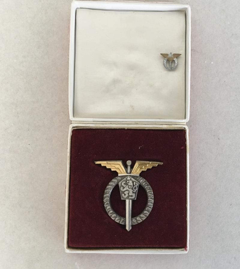 BOXED POST WAR CZECH PILOTS BADGE