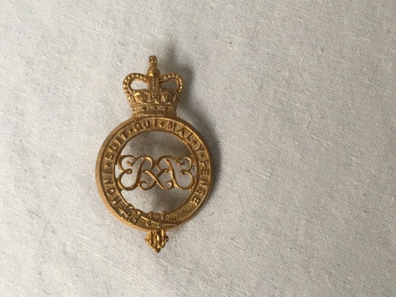 QC GRENADIER GUARDS CAP BADGE