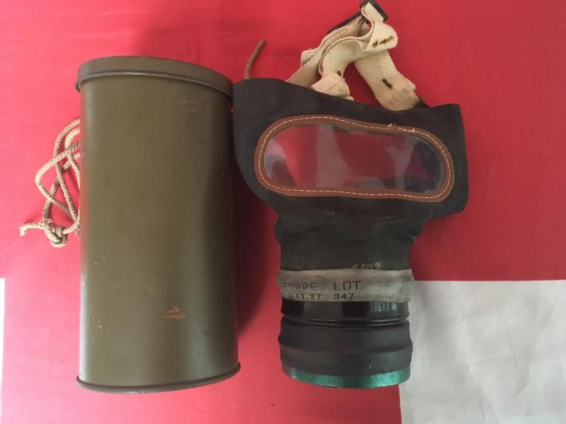 WW2 HOME GUARD GAS MASK & TIN