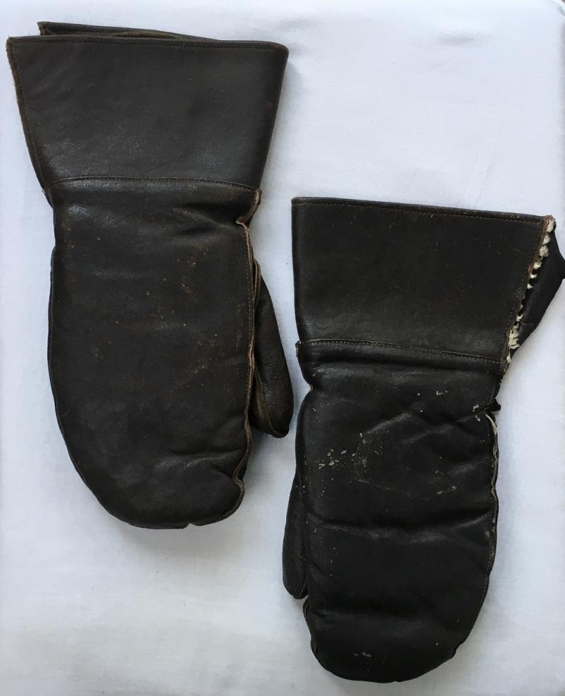 PAIR OF LEATHER LUFTWAFFE ? GAUNTLET GLOVES