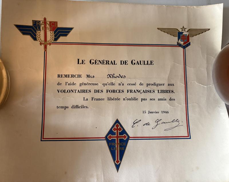 WW2  FREE FRENCH SCROLLS & BADGE